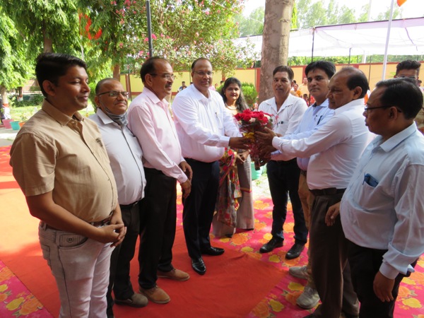 ./writereaddata/CImages/Dr. Mukesh Jain, Director being welcomed during 75th Independence day.JPG